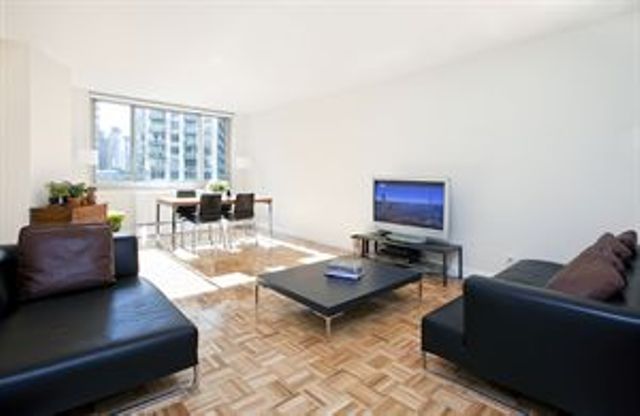 30 Lincoln Plaza apartments Living Room